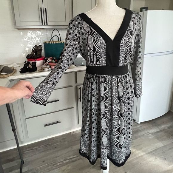 eci New York V-Neck Dress in Modern Black and White Print Tie Back Size Medium - Picture 4 of 9